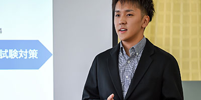 英語シニアディレクターの鍬田功樹